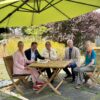 Hofer Stadtbücherei freut sich über neue Gartenmöbel für den Lesehof